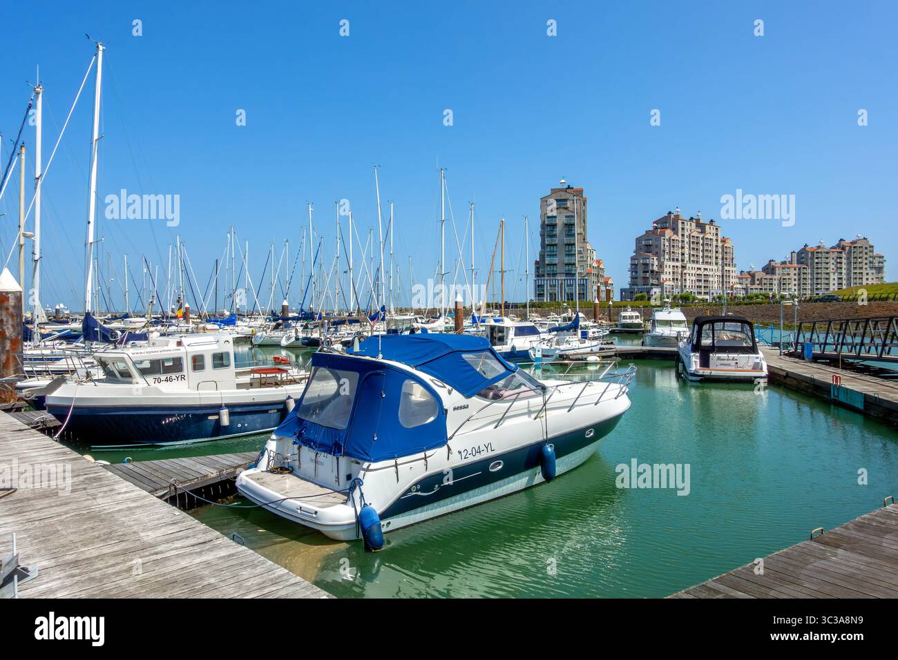 Barche a motore da diporto e barche a vela ormeggiate nel porto turistico del villaggio di pescatori e località balneare di Breskens lungo la Schelda occidentale, Zelanda, Paesi Bassi Foto Stock