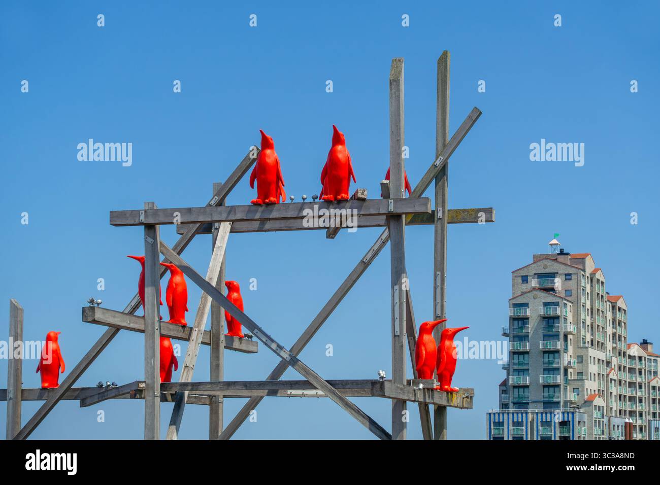 Rode Pinguins / Red Penguins, opera dell'artista belga William Sweetlove nel porto di Breskens lungo la Schelda occidentale, Zelanda, Paesi Bassi Foto Stock