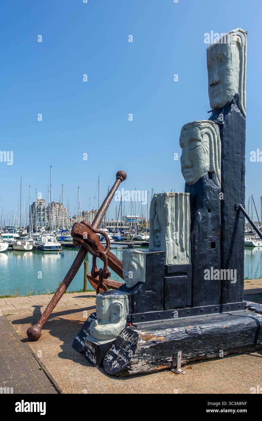 Wachters van de Schelde, scultura dell'artista Omer Gielliet nel porto di Breskens lungo la Schelda occidentale, Zelanda, Paesi Bassi Foto Stock