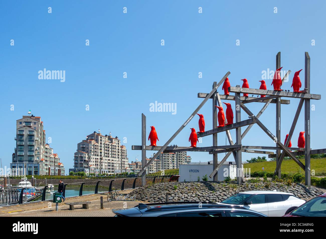 Rode Pinguins / Red Penguins, opera dell'artista belga William Sweetlove nel porto di Breskens lungo la Schelda occidentale, Zelanda, Paesi Bassi Foto Stock