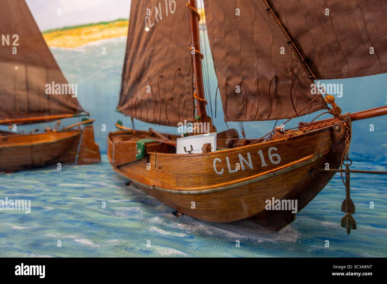 Modello in scala di una tradizionale barca da pesca in legno con leeboard nel Visserijmuseum / Museo della pesca nel porto di Breskens, Zelanda, Paesi Bassi Foto Stock