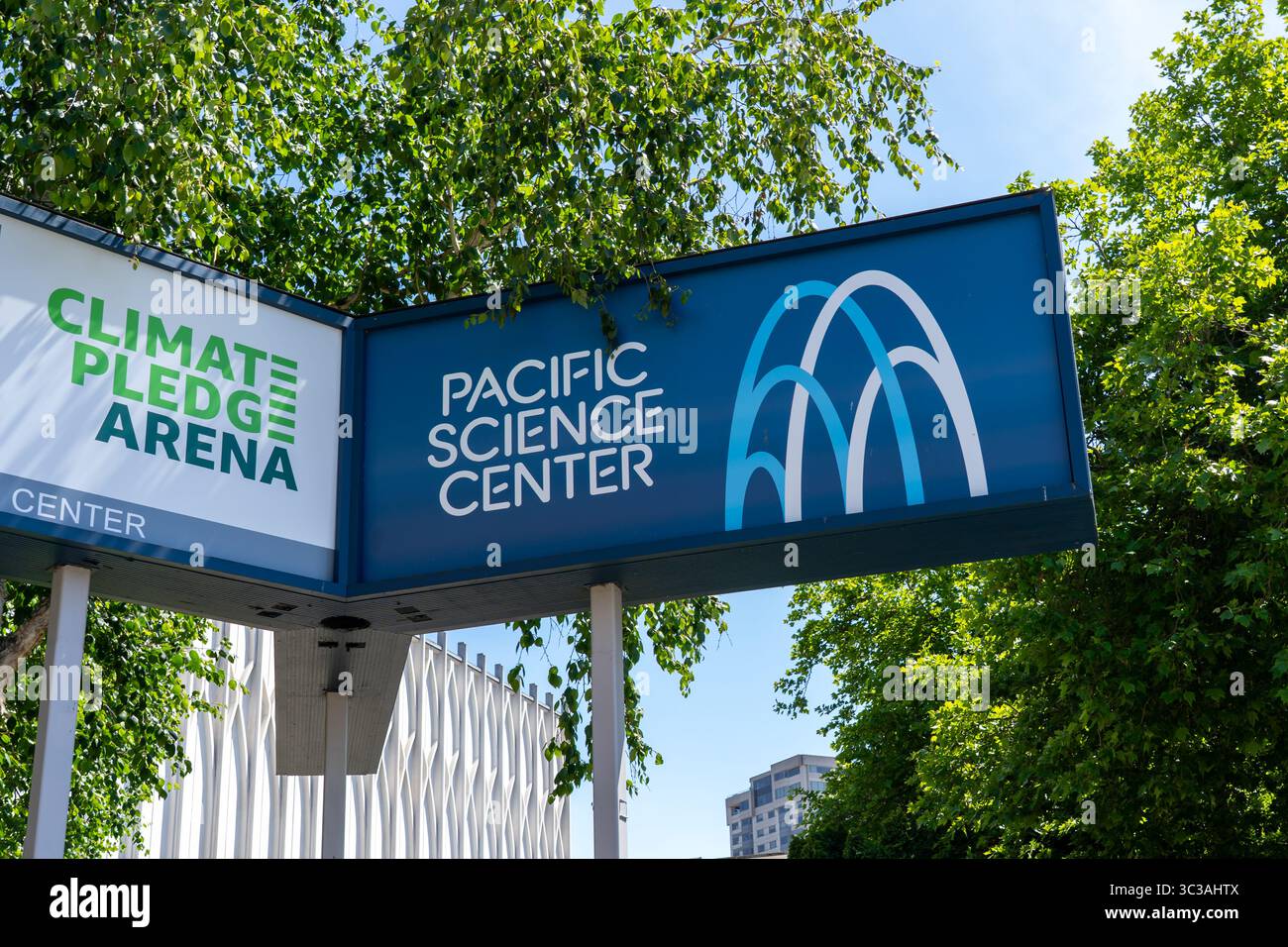 Un cartello con la Climate Pledge Arena e il Pacific Science Center sulla 2nd Ave N a Seattle, WA, USA. Foto Stock