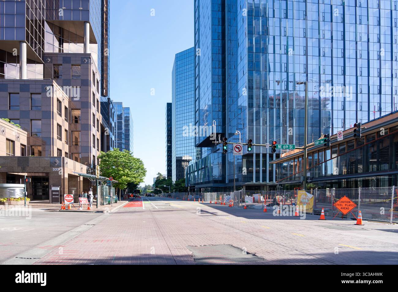 Vista sulla strada di Seattle all'incrocio tra ne 6th st e 108th Avenue a Seattle, Washington, USA. Foto Stock