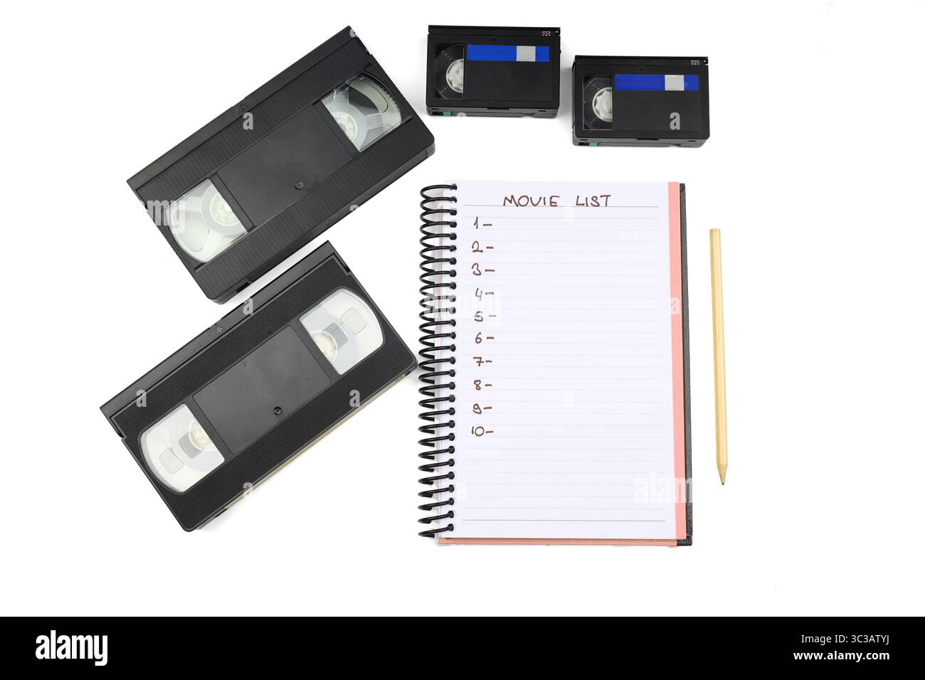 Cassetta video VHS nera con etichetta vuota isolata su sfondo bianco. E elenco filmati vuoto. Foto Stock