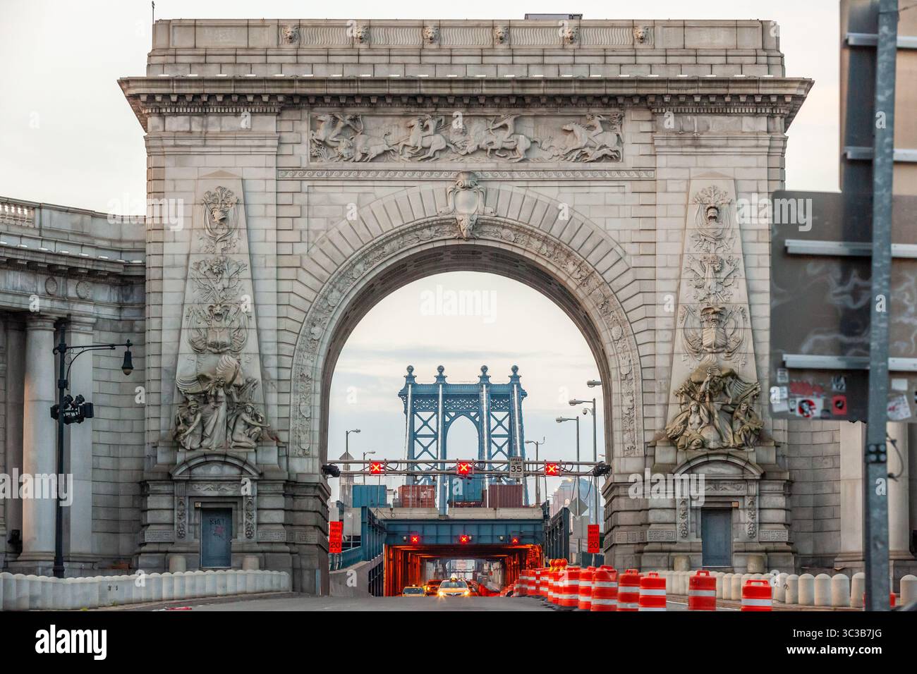 Molo nord del ponte di Manhattan visto attraverso l'arco del ponte di Manhattan Foto Stock