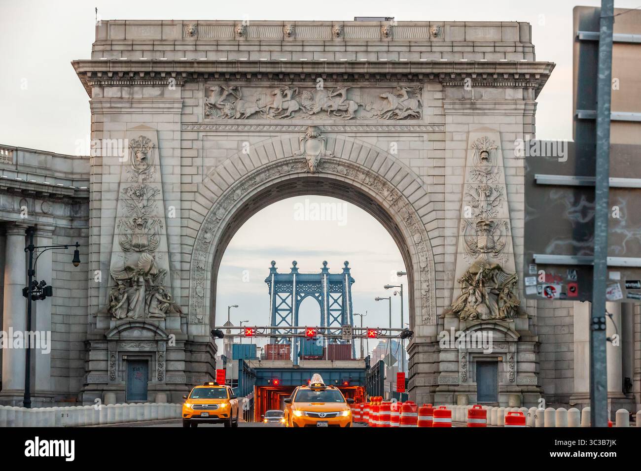 Molo nord del ponte di Manhattan visto attraverso l'arco del ponte di Manhattan Foto Stock