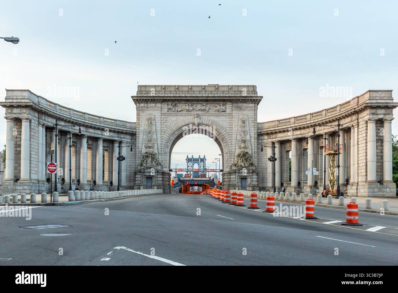 Molo nord del ponte di Manhattan visto attraverso l'arco del ponte di Manhattan Foto Stock