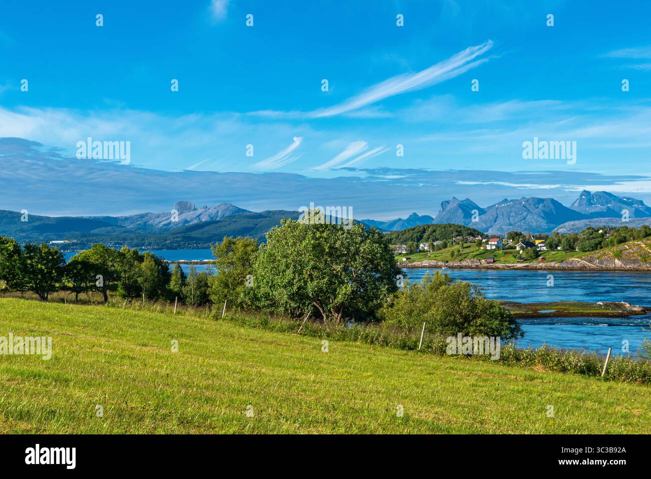 Bodø, la città norvegese a nord del Circolo Polare Artico, tra Vestjorden e Saltjorden, dove è possibile ammirare il Saltstraumen Foto Stock