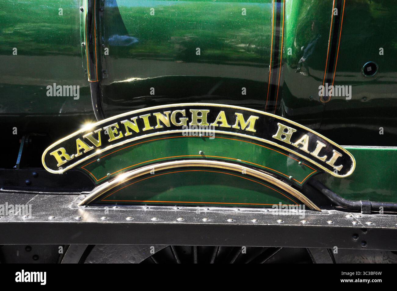 Targhetta di "Raveningham Hall", una ferrovia della Great Western Railway, 4-6-0 locomotiva modificata della classe Hall presa alla stazione di Watchet sulla West Somerset Railway in Foto Stock