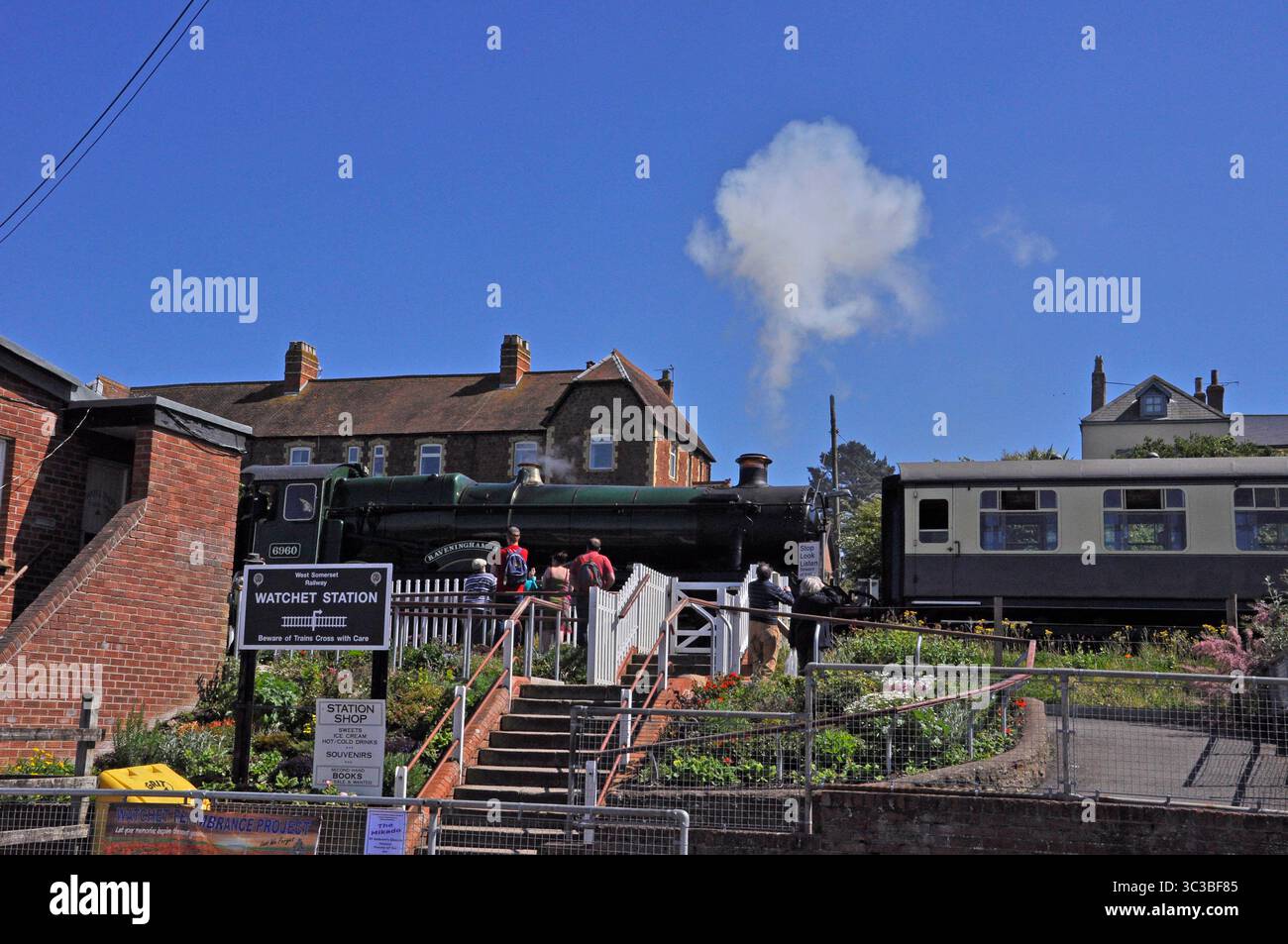 'Raveningham Hall', una Great Western Railway, 4-6-0 locomotiva modificata di classe Hall presa alla stazione di Watchet sulla West Somerset Railway nella primavera del 2014. Foto Stock