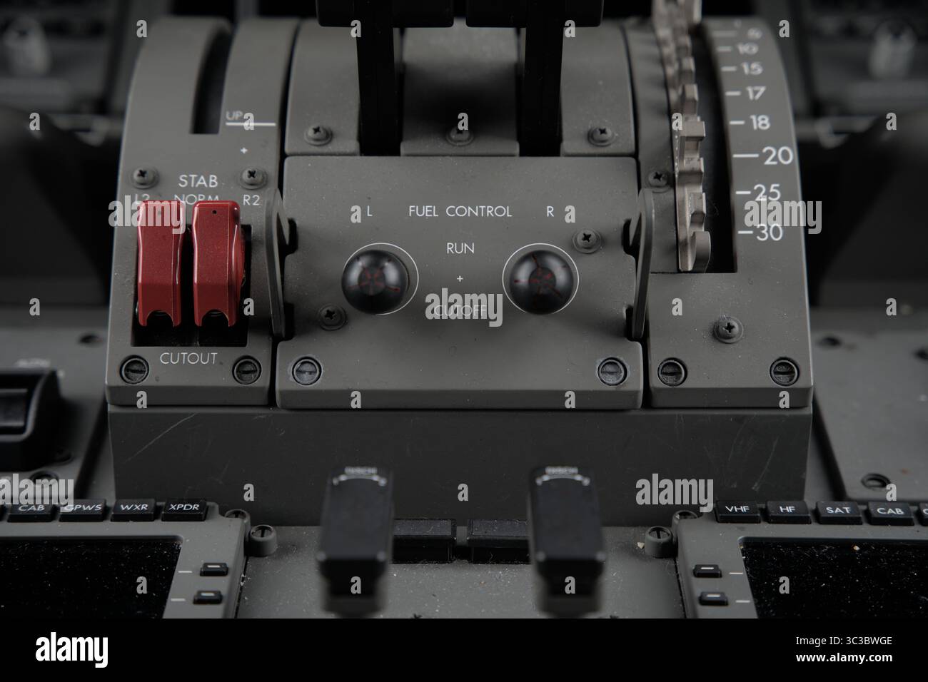 Interruttori di controllo del combustibile sul piedistallo centrale di un aereo commerciale da 787 passeggeri. Gli interruttori sinistro e destro sono in posizione di arresto. Foto Stock