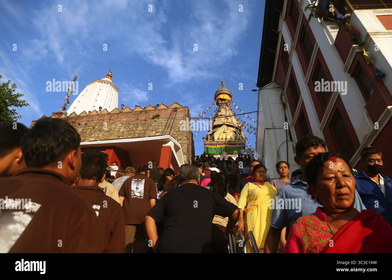 25 luglio 2025: La gente visita per offrire preghiere in celebrazione del festival Gunla di un mese a Swayambhunath a Kathmandu, Nepal, il 25 luglio 2025. Il festival Gunla, che dura un mese, è uno dei principali festival della comunità buddista Newar durante i quali recitano le scritture, osservano velocemente e visitano luoghi di culto suonando musica devozionale, cade a metà monsone. (Credit Image: © Sunil Sharma/ZUMA Press Wire) SOLO PER USO EDITORIALE! Non per USO commerciale! Foto Stock