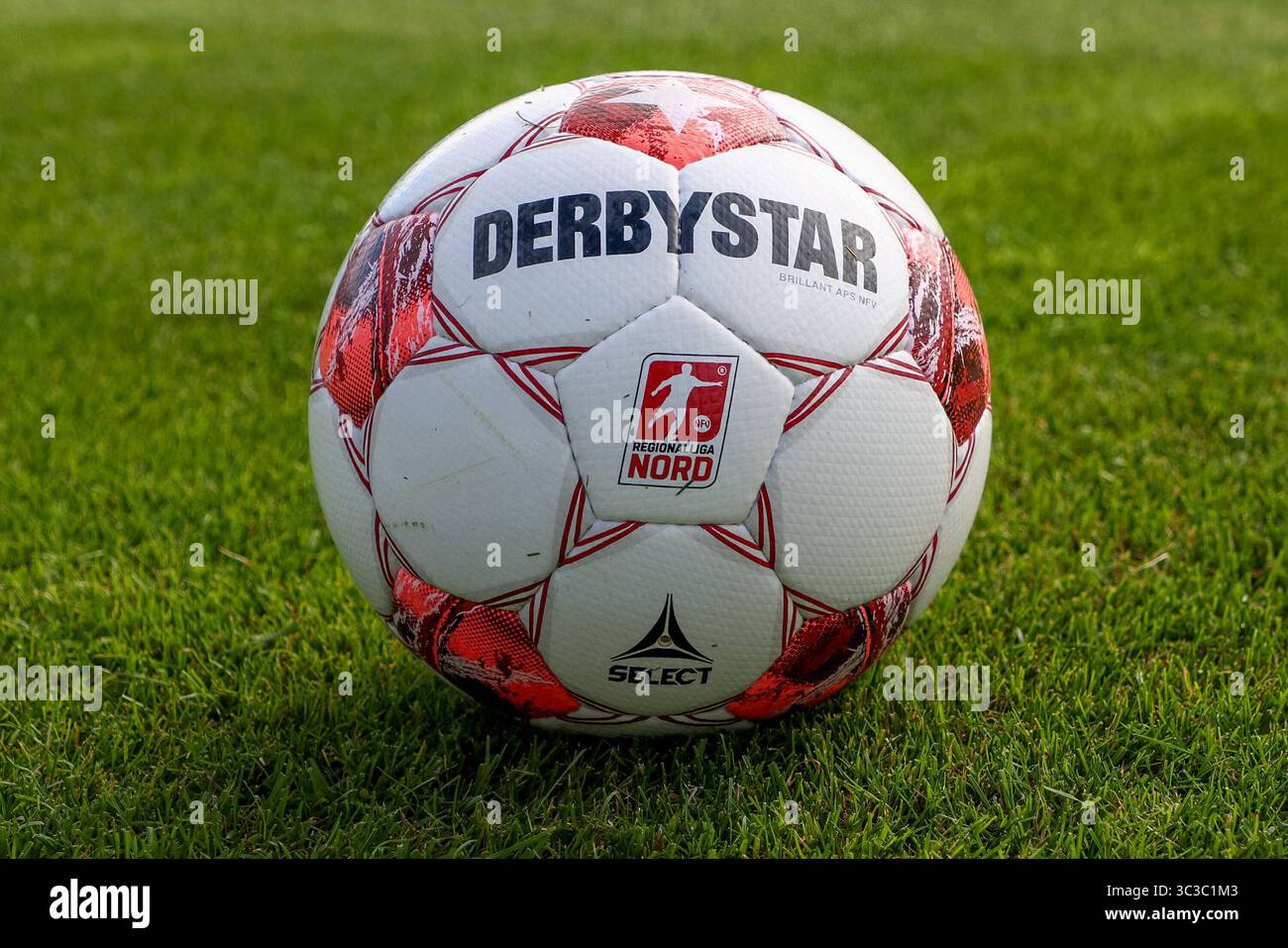 Emden, Deutschland. 25 luglio 2025. Der Spielball liegt auf dem Spielfeld, Rasen, Regionalliga, Derbystar, Brillant APS NFV, Symbolfoto, Symbol, Symbolbild Fussball, Fußball, Ball, offizieller Spielball, 25.07.2025, Emden (Deutschland), Fussball, Regionalliga Nord, BSV Kickers Emden - SV Meppen credito: dpa/Alamy Live News Foto Stock