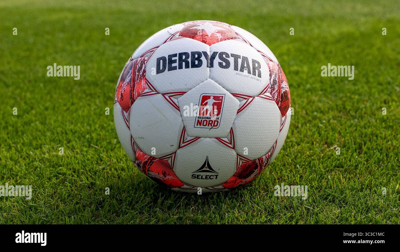 Emden, Deutschland. 25 luglio 2025. Der Spielball liegt auf dem Spielfeld, Rasen, Regionalliga, Derbystar, Brillant APS NFV, Symbolfoto, Symbol, Symbolbild Fussball, Fußball, Ball, offizieller Spielball, 25.07.2025, Emden (Deutschland), Fussball, Regionalliga Nord, BSV Kickers Emden - SV Meppen credito: dpa/Alamy Live News Foto Stock