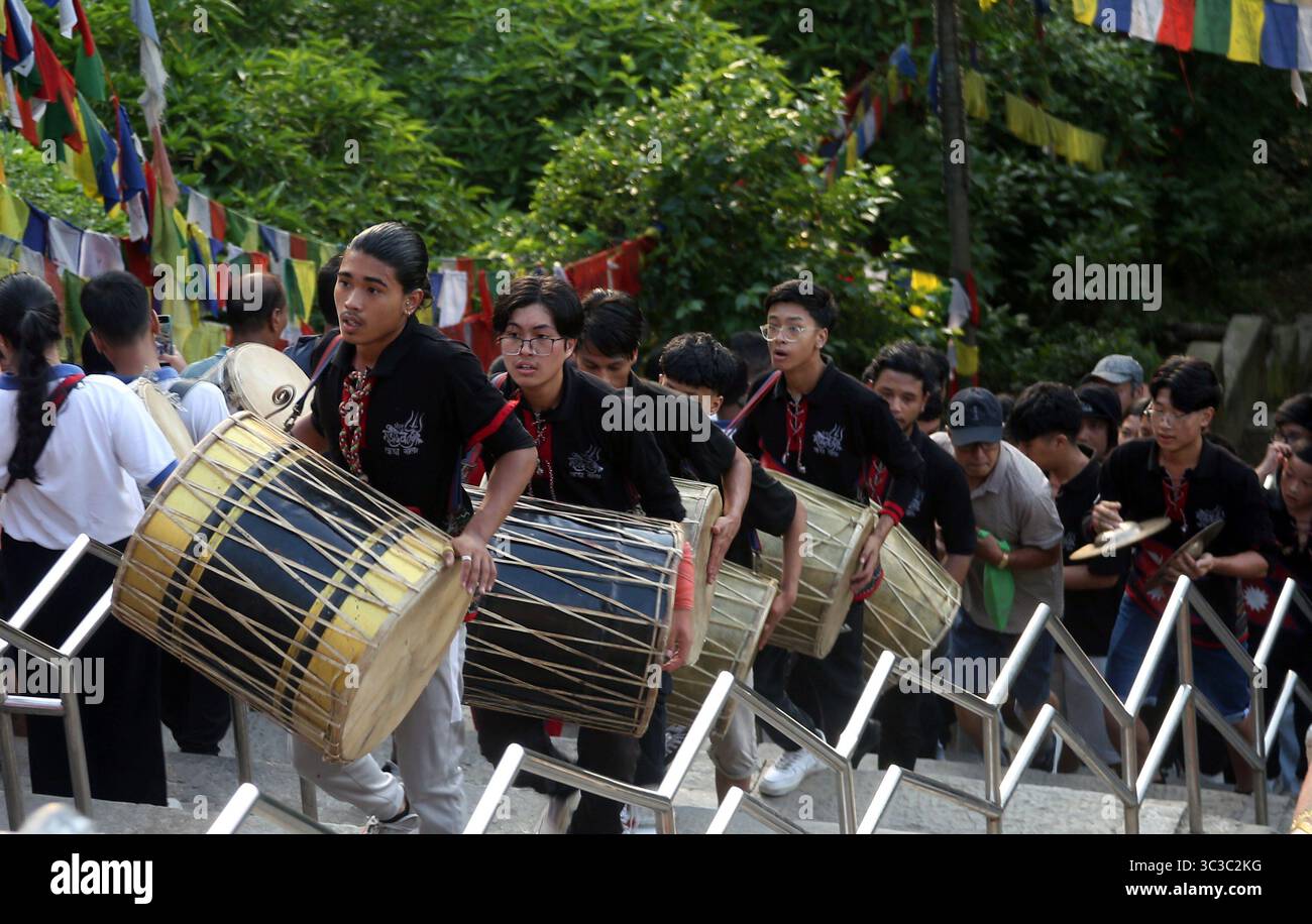 25 luglio 2025: Kathmandu, Nepal: Persone della comunità Newar suonano musica tradizionale per celebrare il festival Gunla di un mese a Swayambhunath a Kathmandu. Il festival Gunla, che dura un mese, è uno dei principali festival della comunità buddista Newar durante i quali recitano le scritture, osservano velocemente e visitano luoghi di culto suonando musica devozionale, cade a metà monsone. (Credit Image: © Sunil Sharma/ZUMA Press Wire) SOLO PER USO EDITORIALE! Non per USO commerciale! Foto Stock