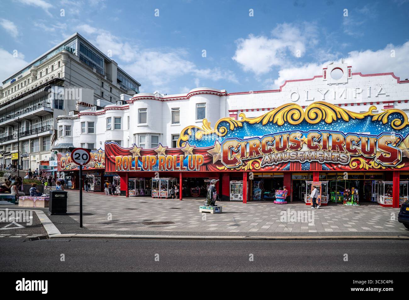 Sale giochi durante le vacanze estive a Marine Parade, Southend-on-Sea, Essex Foto Stock