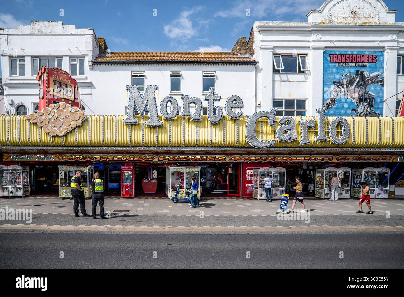 Sale giochi durante le vacanze estive a Marine Parade, Southend-on-Sea, Essex Foto Stock