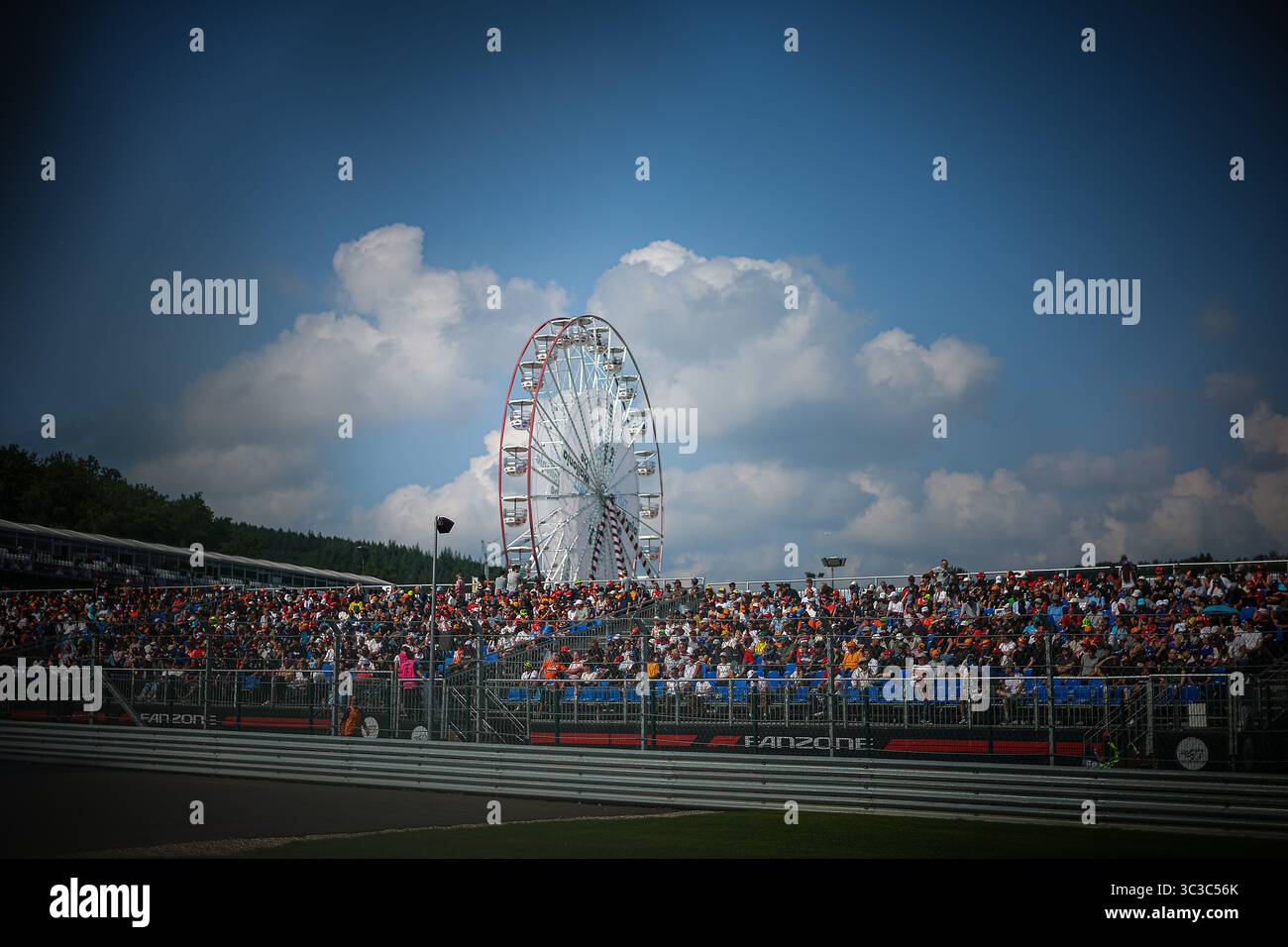 Public/Tifosi/fan/Grandstand, durante il GP del Belgio, Spa-Francorchamps 24-27 luglio 2025 Campionato del mondo di Formula 1 2025. Foto Stock