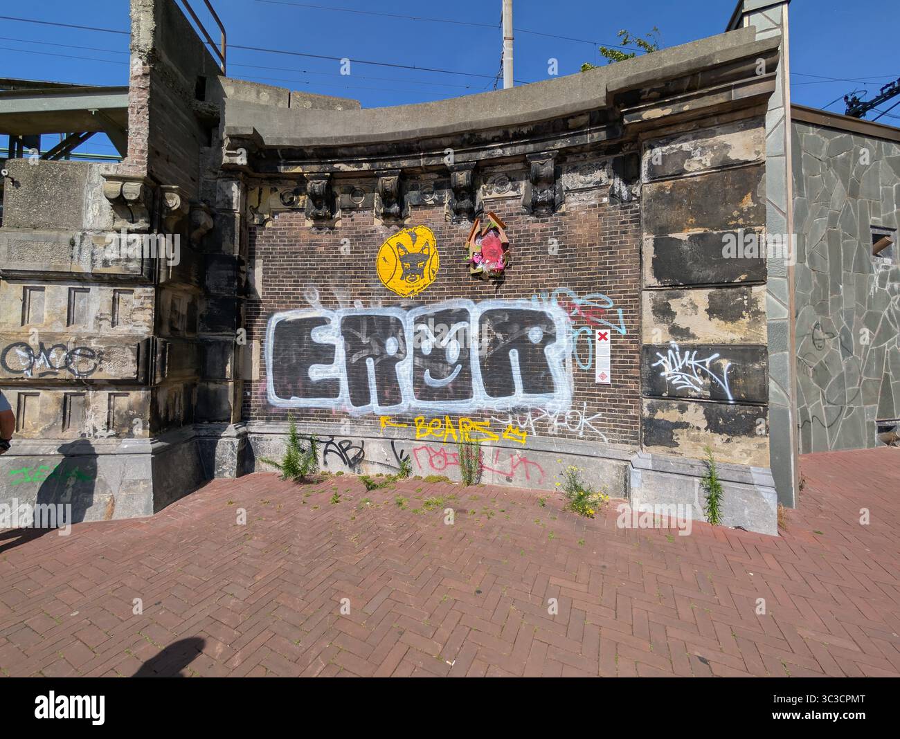 Questo muro di Amsterdam sembra contenere singoli pezzi di graffiti stilizzati di diversi creatori. Foto Stock