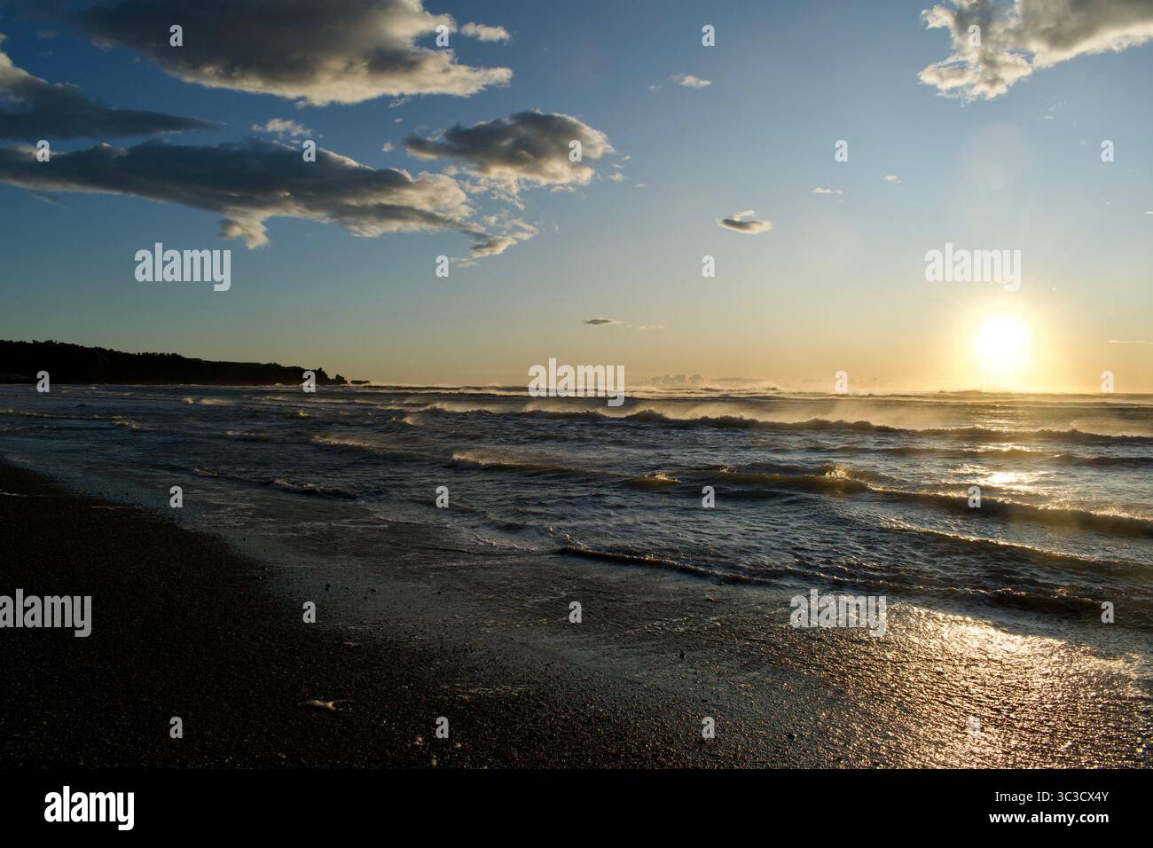Tramonto sulla spiaggia di Punakaiki, nuova Zelanda Foto Stock