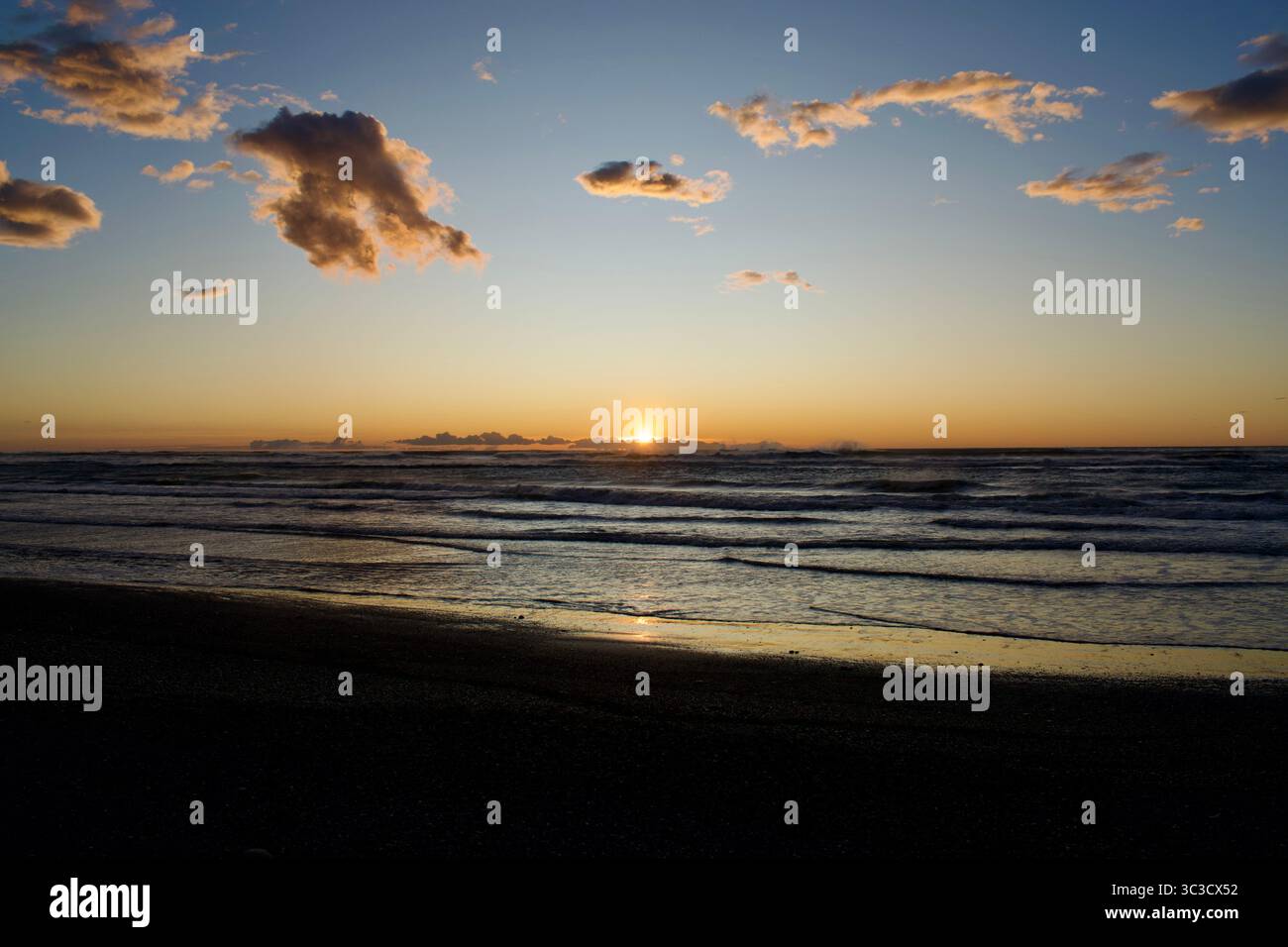 Tramonto sulla spiaggia di Punakaiki, nuova Zelanda Foto Stock