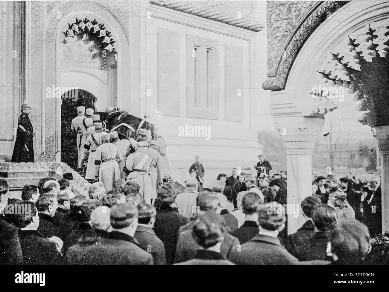 Funerale della regina Elisabetta di Romania nel marzo 1916, come pubblicato a LíIllustration il 25 marzo 1916. La bara è trasportata dai soldati rumeni nella cripta reale di Curtea de Arge? Cattedrale. La regina Elisabetta, nota anche come la poetessa Carmen Sylva, fu pianguta dai funzionari statali e dal pubblico durante questa solenne processione. Immagine storica in bianco e nero del periodo della prima guerra mondiale. Fotografia di archivio della stampa. Foto Stock