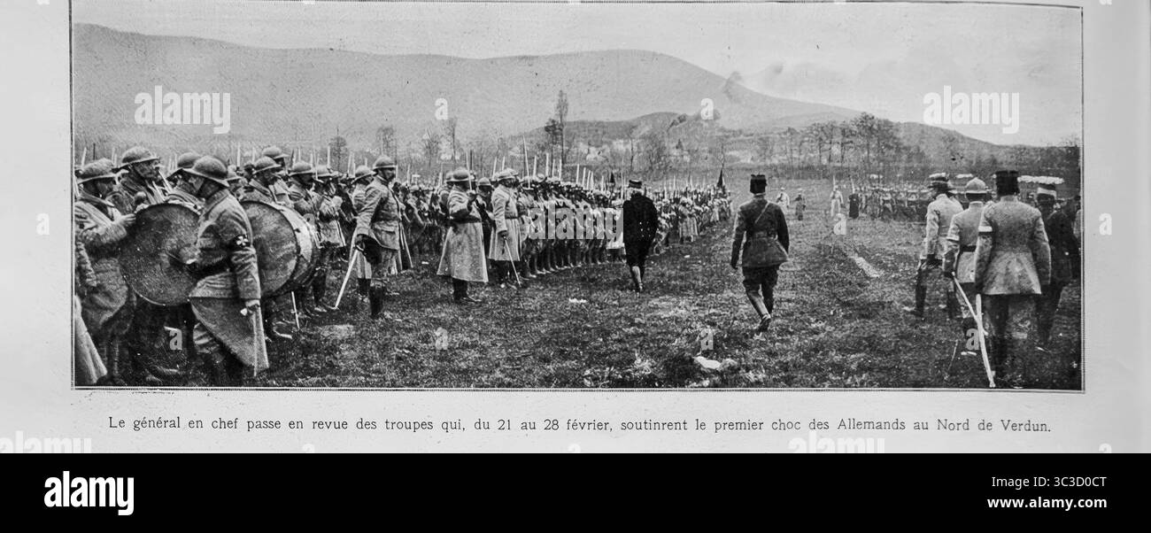 Il comandante in capo francese esamina le truppe che hanno sopportato il primo assalto tedesco a nord di Verdun, dal 21 al 28 febbraio 1916. Pubblicato in LíIllustration, 25 marzo 1916, questa immagine cattura le conseguenze dello shock iniziale della battaglia di Verdun. Le truppe in formazione sono all'attenzione con tamburi e baionette davanti a una linea di ufficiali di revisione. Foto d'archivio in bianco e nero dal fronte occidentale. Foto Stock