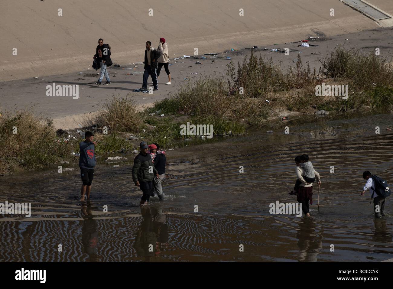 Migliaia di migranti dall'America Latina aspettano al confine meridionale degli Stati Uniti la fine del titolo 42, il governatore del Texas ha ordinato alla Guardia Nazionale del Texas di mantenere la sorveglianza sul confine per impedire l'ingresso massiccio di migranti Foto Stock