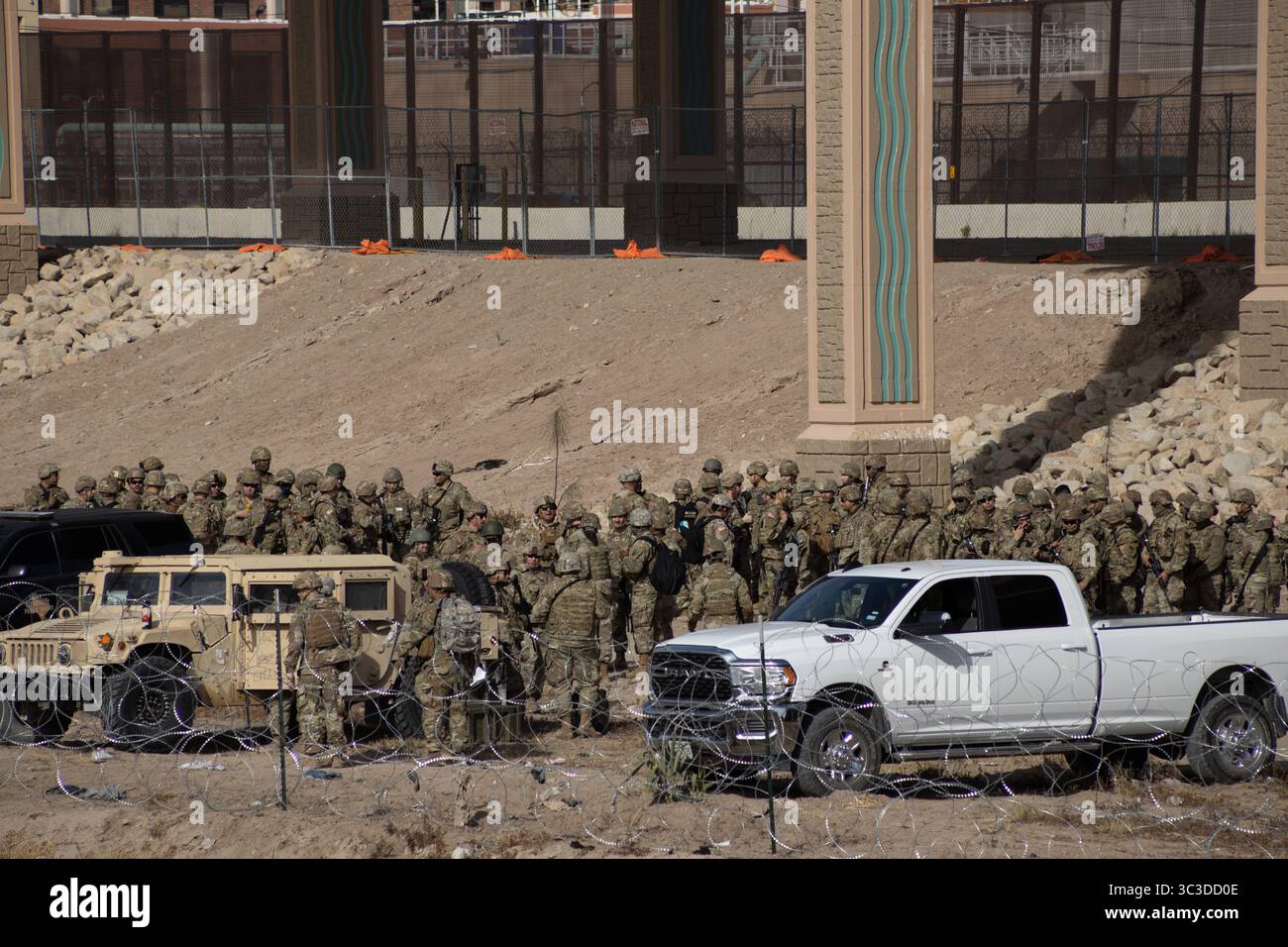 Migliaia di migranti dall'America Latina aspettano al confine meridionale degli Stati Uniti la fine del titolo 42, il governatore del Texas ha ordinato alla Guardia Nazionale del Texas di mantenere la sorveglianza sul confine per impedire l'ingresso massiccio di migranti Foto Stock