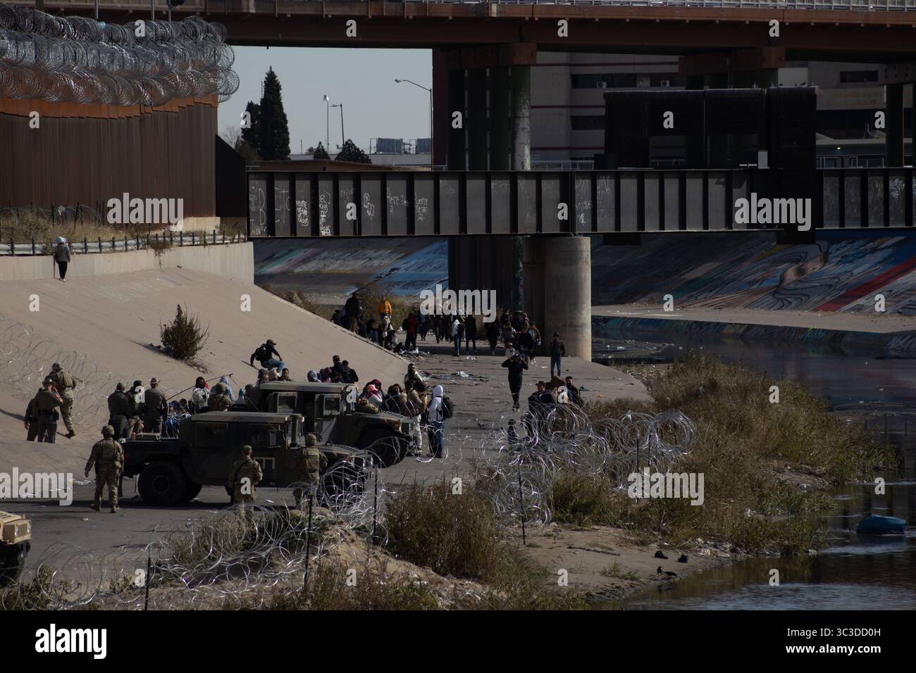 Migliaia di migranti dall'America Latina aspettano al confine meridionale degli Stati Uniti la fine del titolo 42, il governatore del Texas ha ordinato alla Guardia Nazionale del Texas di mantenere la sorveglianza sul confine per impedire l'ingresso massiccio di migranti Foto Stock