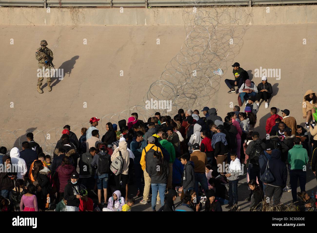 Migliaia di migranti dall'America Latina aspettano al confine meridionale degli Stati Uniti la fine del titolo 42, il governatore del Texas ha ordinato alla Guardia Nazionale del Texas di mantenere la sorveglianza sul confine per impedire l'ingresso massiccio di migranti Foto Stock