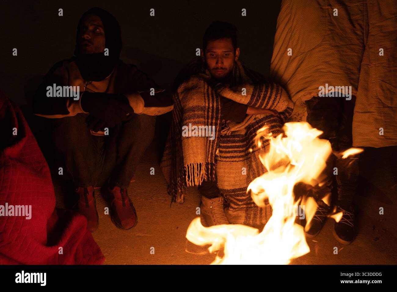 Migliaia di migranti dall'America Latina aspettano al confine meridionale degli Stati Uniti la fine del titolo 42, il governatore del Texas ha ordinato alla Guardia Nazionale del Texas di mantenere la sorveglianza sul confine per impedire l'ingresso massiccio di migranti Foto Stock