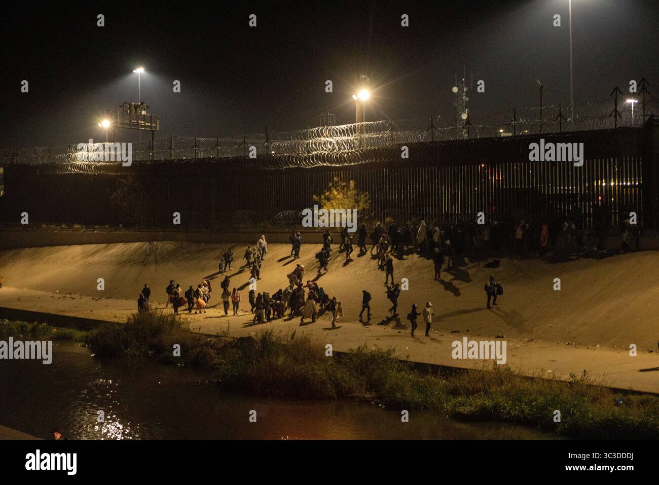 Migliaia di migranti dall'America Latina aspettano al confine meridionale degli Stati Uniti la fine del titolo 42, il governatore del Texas ha ordinato alla Guardia Nazionale del Texas di mantenere la sorveglianza sul confine per impedire l'ingresso massiccio di migranti Foto Stock