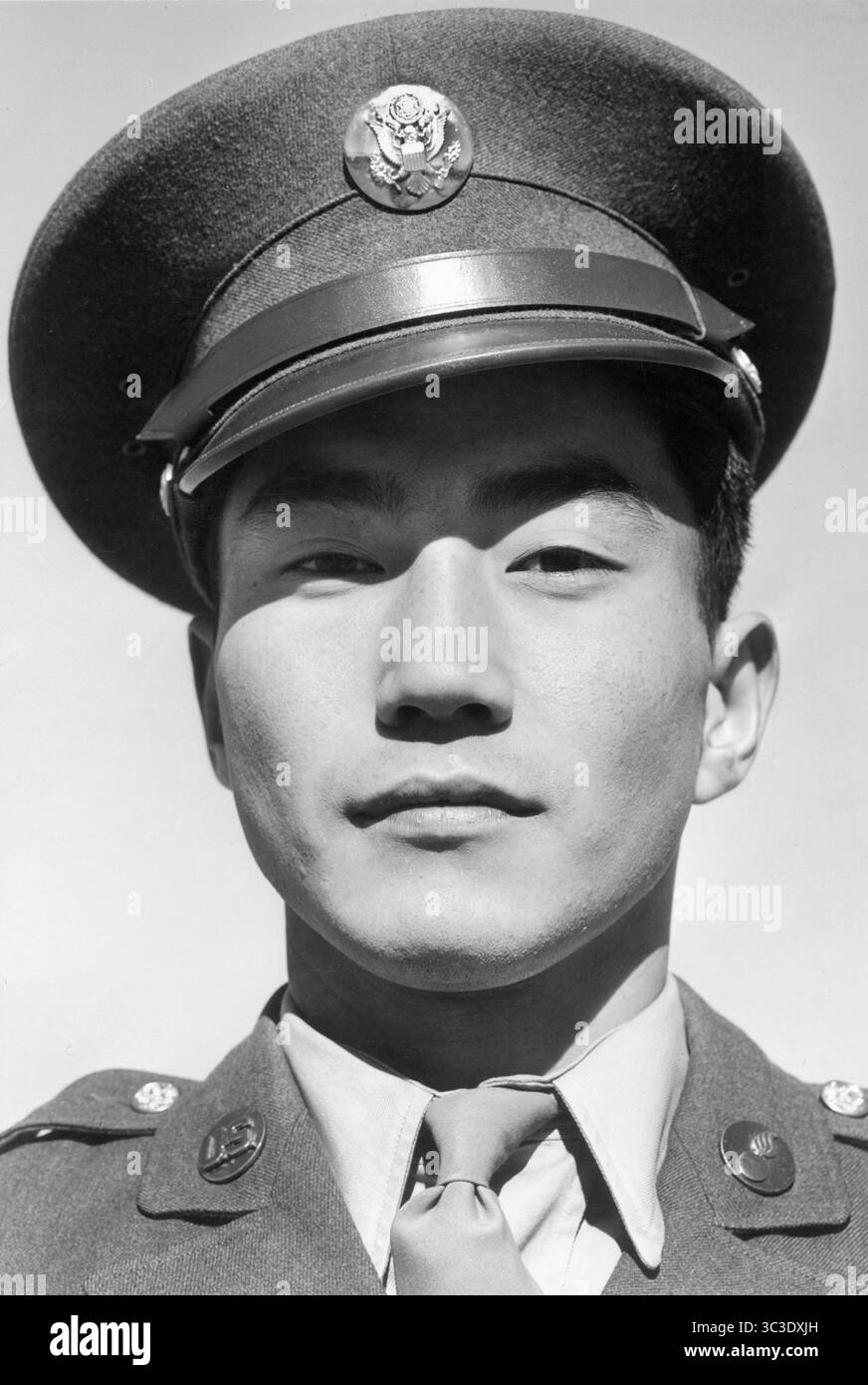 Caporale Jimmie Shohara, Ritratto testa e spalle mentre visitano i suoi genitori confinati, entrambi cittadini americani per nascita, Manzanar Relocation Center, California, USA, Ansel Adams, collezione Manzanar War Relocation Center, 1943 (immagine di credito: © JT Vintage via ZUMA Press Wire) Foto Stock