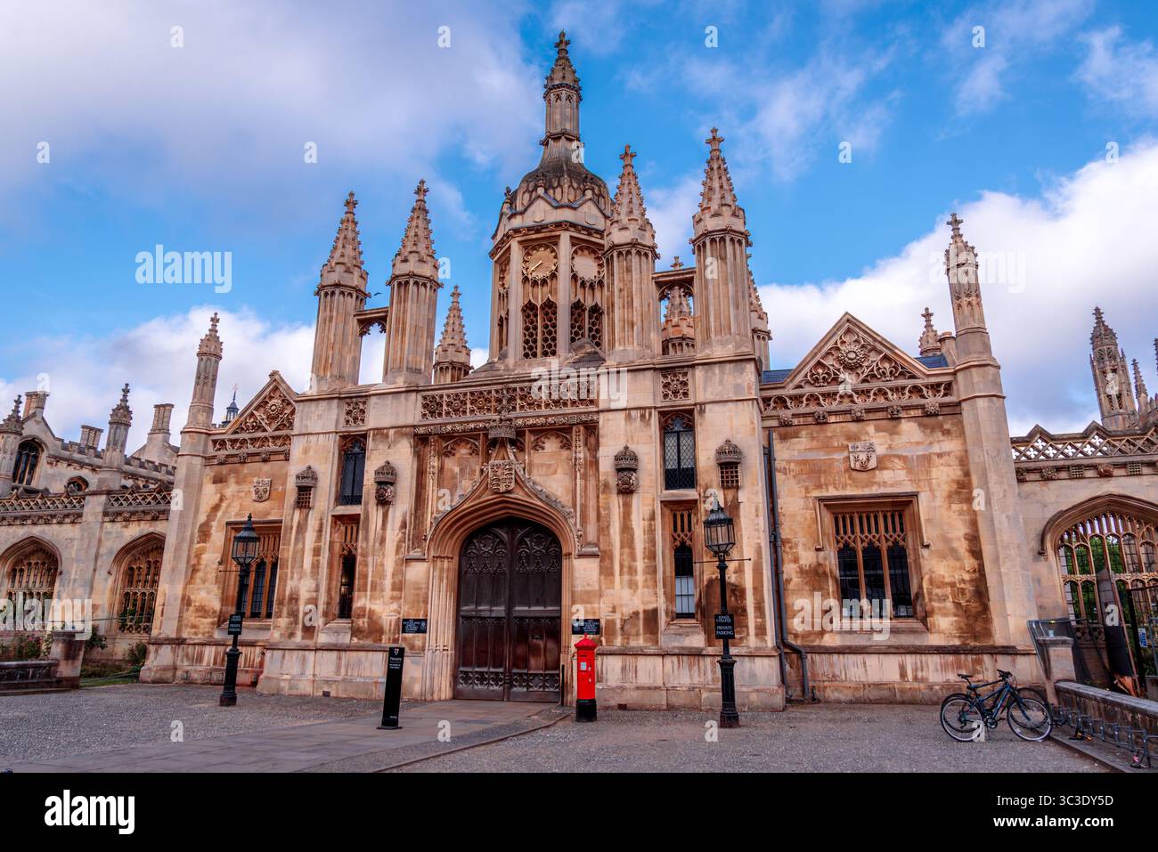 King's College Cambridge, architettura gotica storica sotto Blue Sky - Regno Unito Foto Stock
