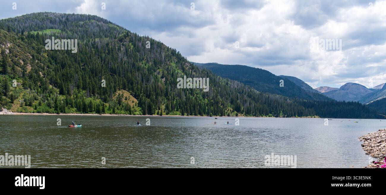 Summit County, Utah - 20 luglio 2025: Persone in kayak e paddleboard sul lago artificiale Smith e Morehouse durante un'escursione estiva sulle montagne Uinta. Foto Stock