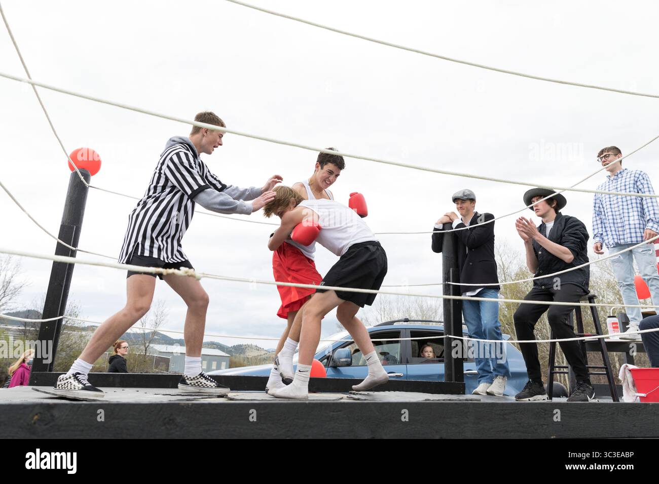7 maggio 2021, Helena, Montana, Stati Uniti: Gli studenti della Capital High School prendono parte a una dimostrazione di pugilato mentre i visitatori passano alla Vigilante Day Parade di Helena Montana venerdì 7 maggio 2021. La controversa parata annuale, giunta al suo 97° anno per celebrare la storia della giustizia vigilante di Montanaâ, è tornata quest'anno come parata â € œreverseâ dopo la cancellazione dell'ultima yearâ dovuta alla pandemia di coronavirus con carri stazionari creati dagli studenti delle scuole superiori partecipanti per la visione pubblica in auto. (Immagine di credito: © Paul Christian Gordon/ZUMA Wire) Foto Stock