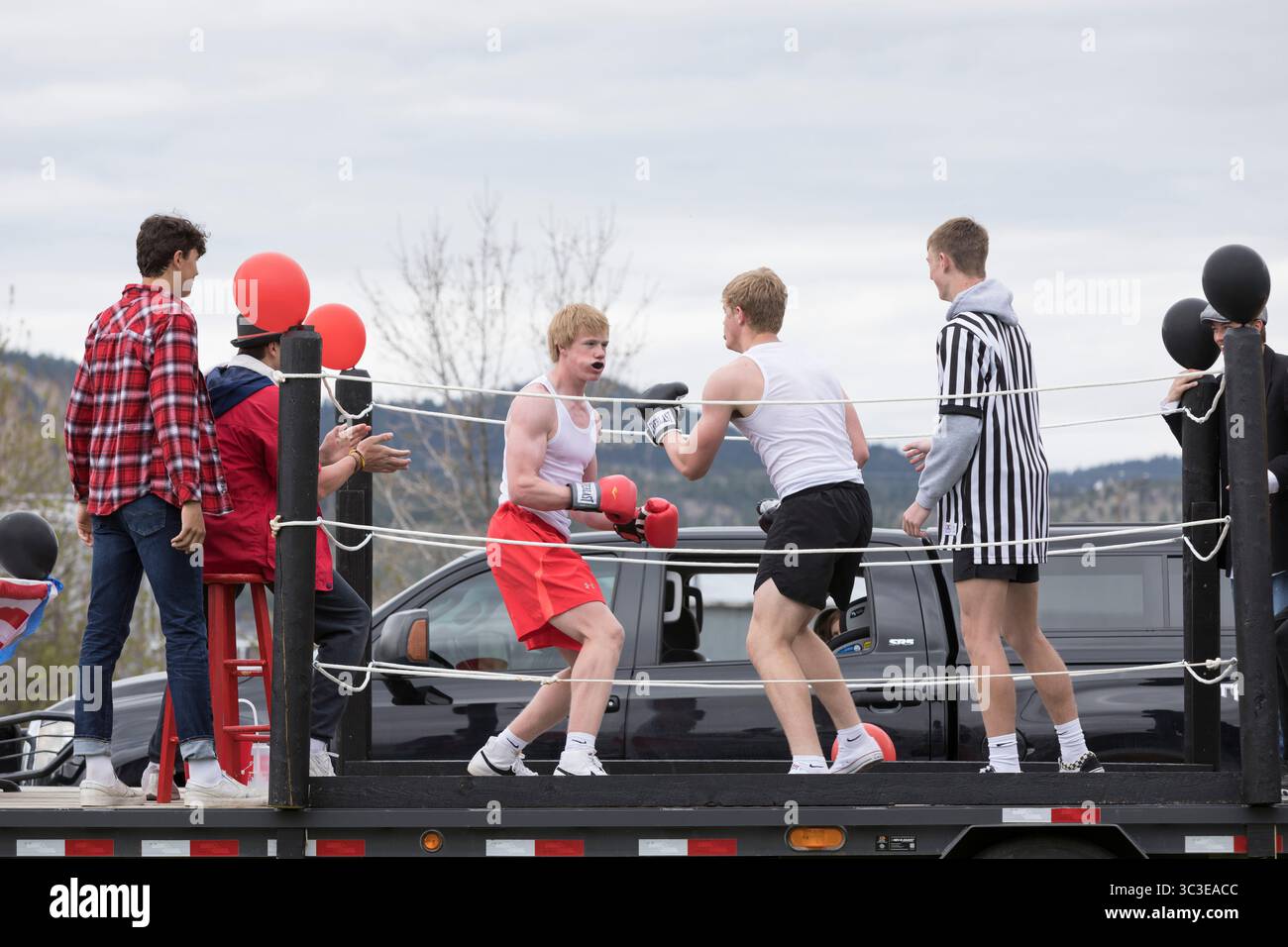 7 maggio 2021, Helena, Montana, Stati Uniti: Gli studenti della Capital High School prendono parte a una dimostrazione di pugilato mentre i visitatori passano alla Vigilante Day Parade di Helena Montana venerdì 7 maggio 2021. La controversa parata annuale, giunta al suo 97° anno per celebrare la storia della giustizia vigilante di Montanaâ, è tornata quest'anno come parata â € œreverseâ dopo la cancellazione dell'ultima yearâ dovuta alla pandemia di coronavirus con carri stazionari creati dagli studenti delle scuole superiori partecipanti per la visione pubblica in auto. (Immagine di credito: © Paul Christian Gordon/ZUMA Wire) Foto Stock