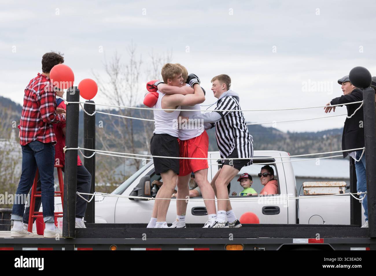 7 maggio 2021, Helena, Montana, Stati Uniti: Gli studenti della Capital High School prendono parte a una dimostrazione di pugilato mentre i visitatori passano alla Vigilante Day Parade di Helena Montana venerdì 7 maggio 2021. La controversa parata annuale, giunta al suo 97° anno per celebrare la storia della giustizia vigilante di Montanaâ, è tornata quest'anno come parata â € œreverseâ dopo la cancellazione dell'ultima yearâ dovuta alla pandemia di coronavirus con carri stazionari creati dagli studenti delle scuole superiori partecipanti per la visione pubblica in auto. (Immagine di credito: © Paul Christian Gordon/ZUMA Wire) Foto Stock