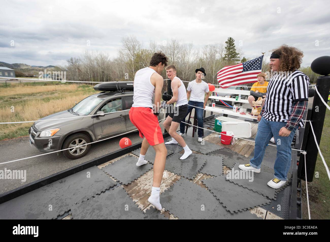 7 maggio 2021, Helena, Montana, Stati Uniti: Gli studenti della Capital High School prendono parte a una dimostrazione di pugilato mentre i visitatori passano alla Vigilante Day Parade di Helena Montana venerdì 7 maggio 2021. La controversa parata annuale, giunta al suo 97° anno per celebrare la storia della giustizia vigilante di Montanaâ, è tornata quest'anno come parata â € œreverseâ dopo la cancellazione dell'ultima yearâ dovuta alla pandemia di coronavirus con carri stazionari creati dagli studenti delle scuole superiori partecipanti per la visione pubblica in auto. (Immagine di credito: © Paul Christian Gordon/ZUMA Wire) Foto Stock