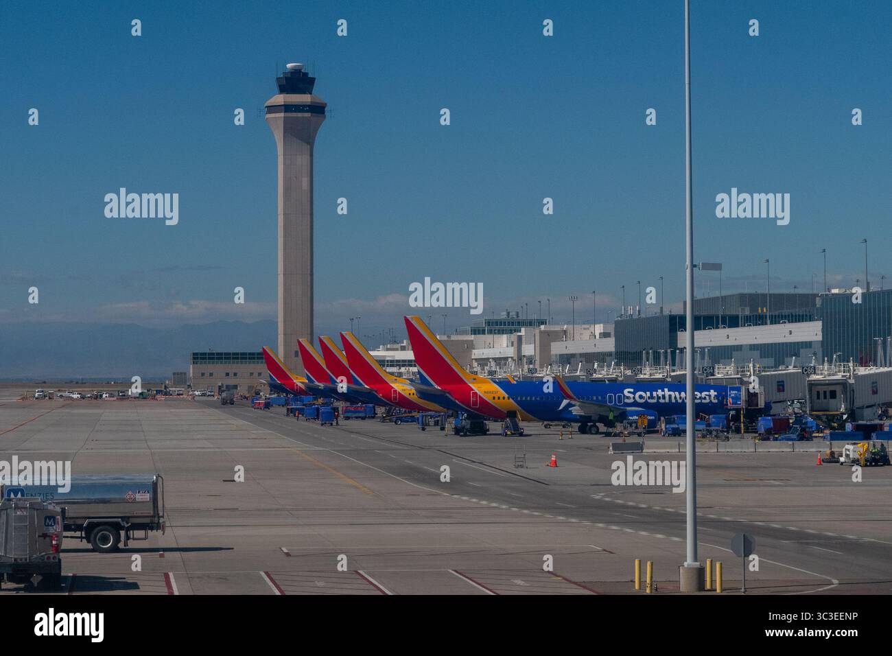 Denver International Airport, Denver, Colorado, USA - 5 ottobre 2023 - Southwest Airlines Boeing 737 che effettua il carico al DIA con altri aerei SWA e ATC Foto Stock