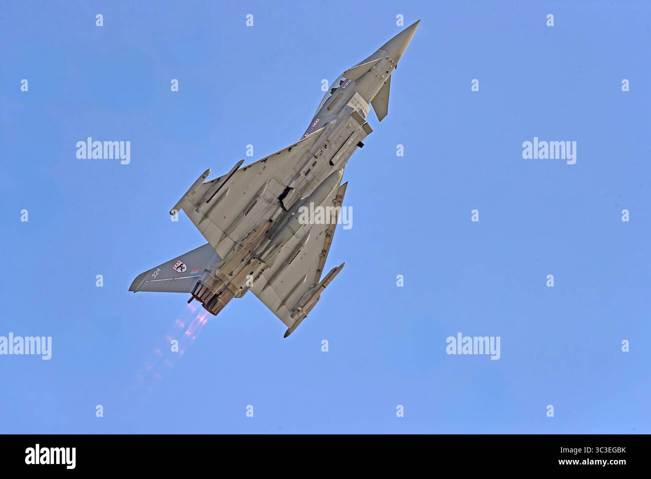 Royal Air Force Eurofighter Typhoon, Conducting A display for RAF Families Day at RAF Coningsby, Coningsby, Lincolnshire, Regno Unito 2025 Foto Stock