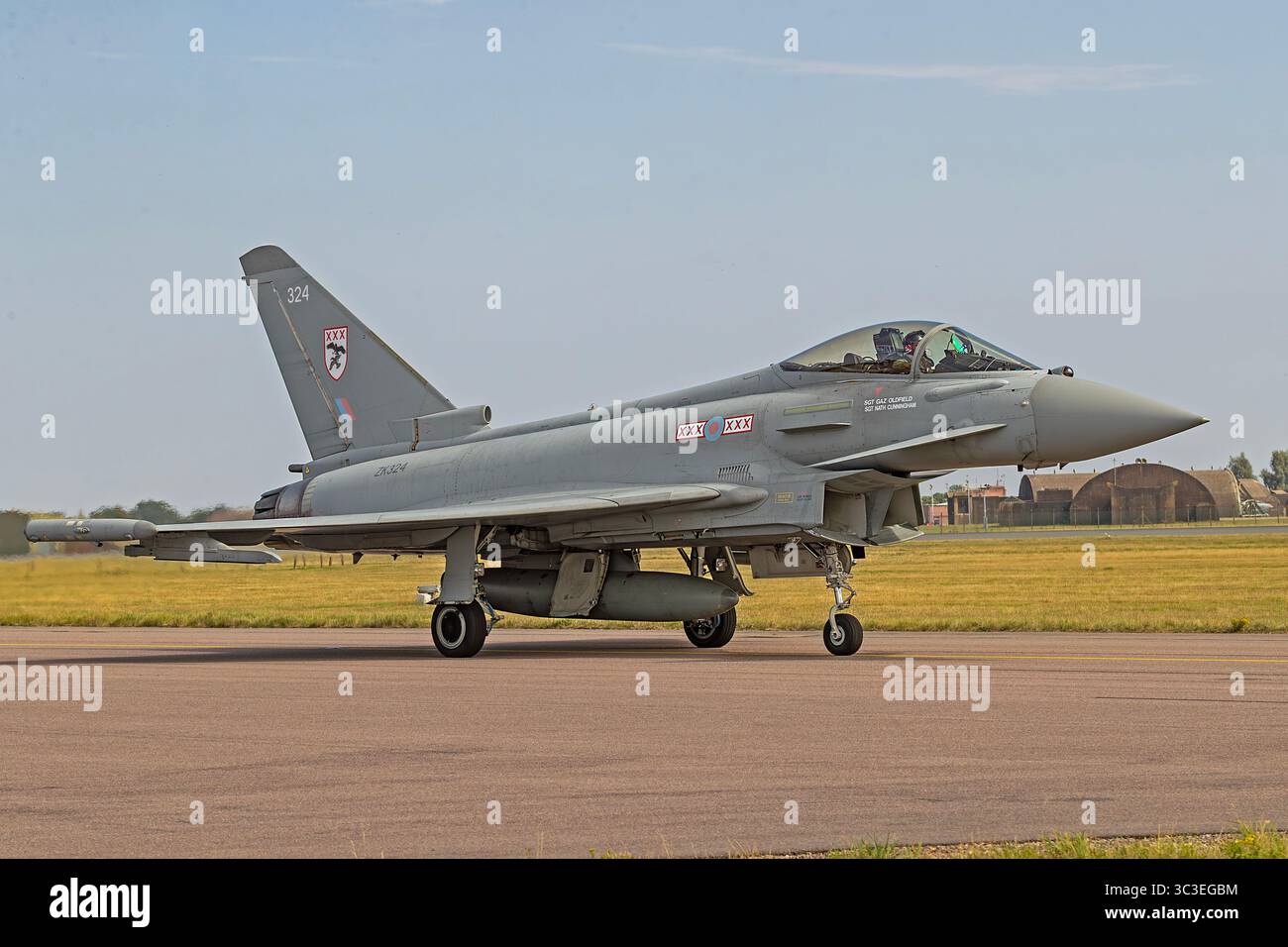 Royal Air Force Eurofighter Typhoon, Conducting A display for RAF Families Day at RAF Coningsby, Coningsby, Lincolnshire, Regno Unito 2025 Foto Stock