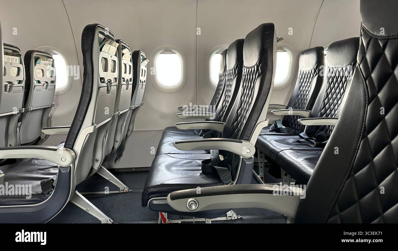 Londra , Regno Unito 20 giugno 2025: Sedili in cabina in classe economica Foto Stock