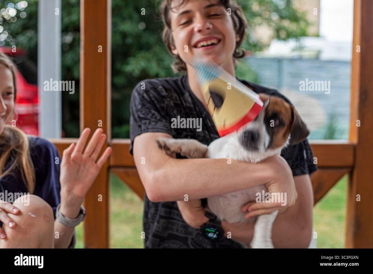 felice ragazzo con il suo amico jack russell terrier festeggia il suo compleanno Foto Stock