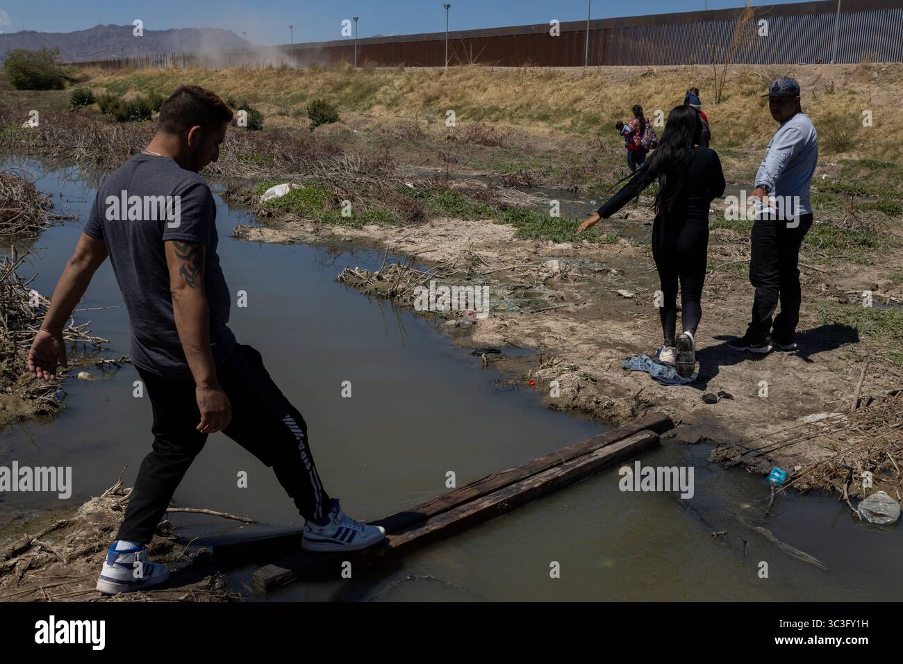 Gli individui usano un percorso improvvisato vicino al confine tra Stati Uniti e Messico a Ciudad Juarez. Foto Stock