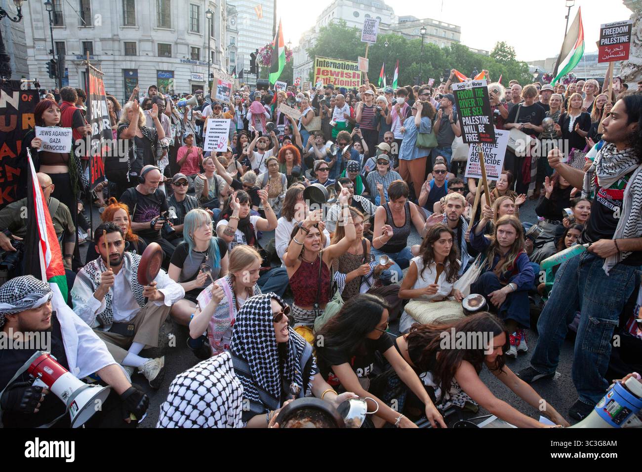 Londra, Regno Unito. 25 luglio 2025. La folla si è radunata venerdì sera sbattendo pentole e padelle e chiedendo al governo britannico di agire ora per rompere l'assedio di Gaza e salvare milioni di palestinesi dalla fame. Dopo la protesta principale a Whitehall, un gruppo più piccolo organizzò un sit-in in Trafalgar Square. Crediti: Anna Watson/Alamy Live News Foto Stock