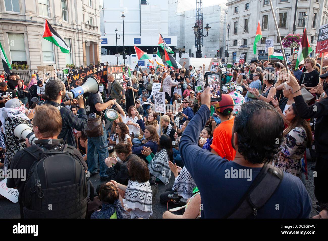 Londra, Regno Unito. 25 luglio 2025. La folla si è radunata venerdì sera sbattendo pentole e padelle e chiedendo al governo britannico di agire ora per rompere l'assedio di Gaza e salvare milioni di palestinesi dalla fame. Dopo la protesta principale a Whitehall, un gruppo più piccolo organizzò un sit-in in Trafalgar Square. Crediti: Anna Watson/Alamy Live News Foto Stock