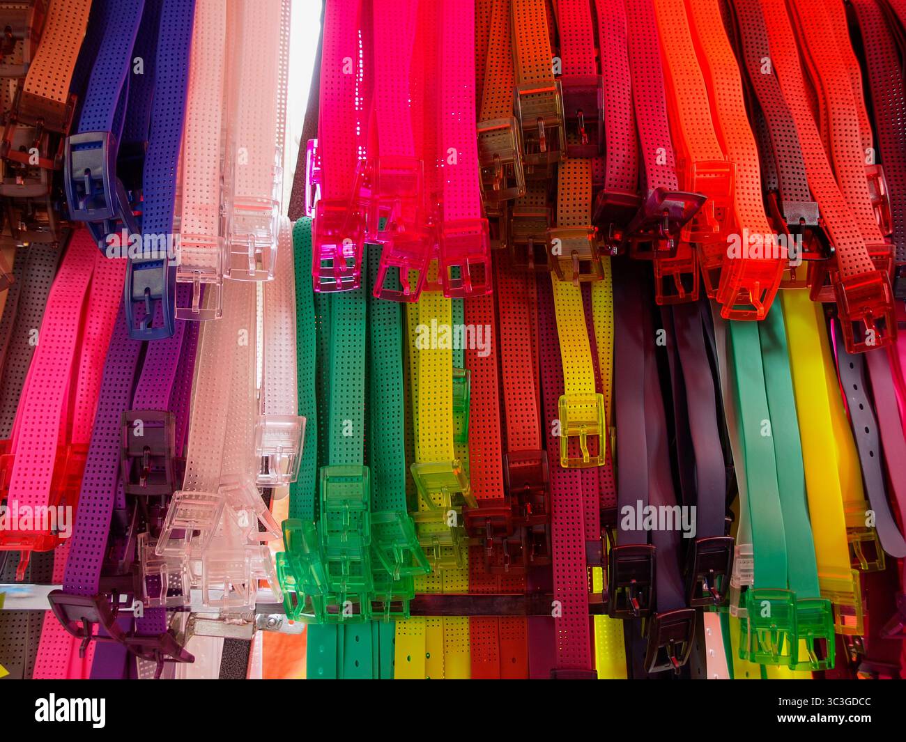 Cintura in plastica morbida in vita in vari colori, come rosso, verde, bianco e viola. Foto Stock