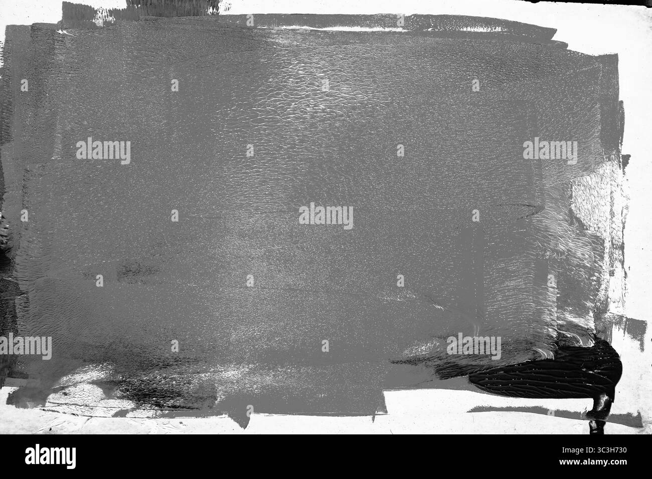 Composizione astratta con strati grigi scuri di inchiostro dai segni dei rulli di pittura, isolata su sfondo bianco. Cornice in rilievo, pennello artistico Foto Stock